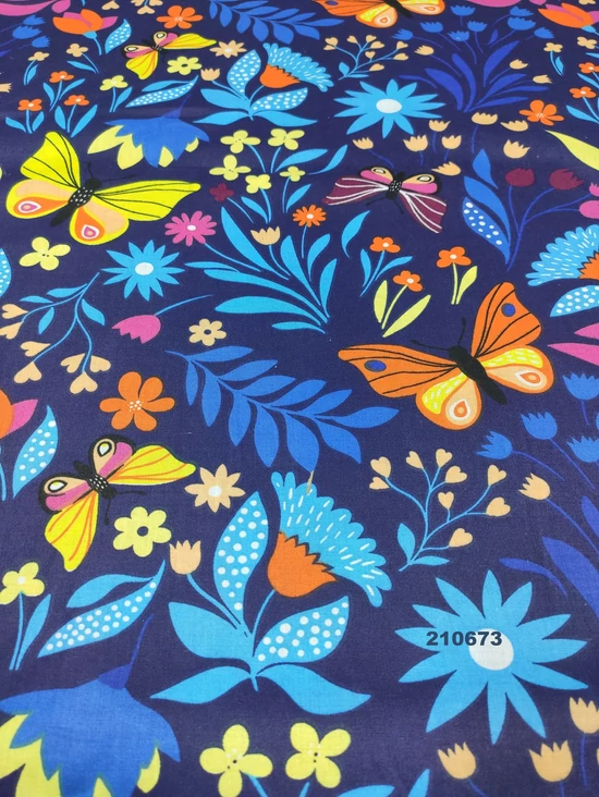 mintás pamutvászon /színes pillangók virágokkal (narancssárga pillangó 7cm × 10cm) /sötétkék