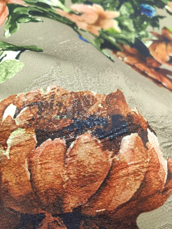 lurex szállal szőtt jacquard szövet /nagy virágok levelekkel (legnagyobb virág feje 12cm×12cm) /világos khaki