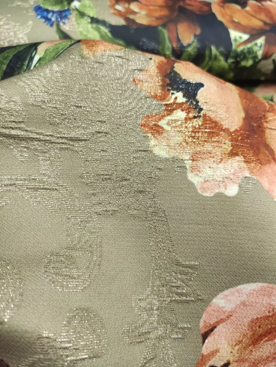 lurex szállal szőtt jacquard szövet /nagy virágok levelekkel (legnagyobb virág feje 12cm×12cm) /világos khaki