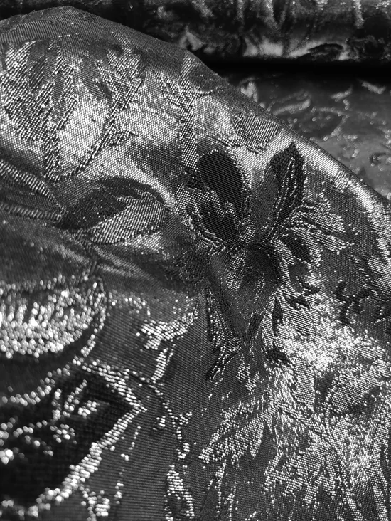lurex szállal szőtt jacquard szövet /nagy virágok levelekkel (legnagyobb virág 10.5cm×9cm) /fekete-ezüst