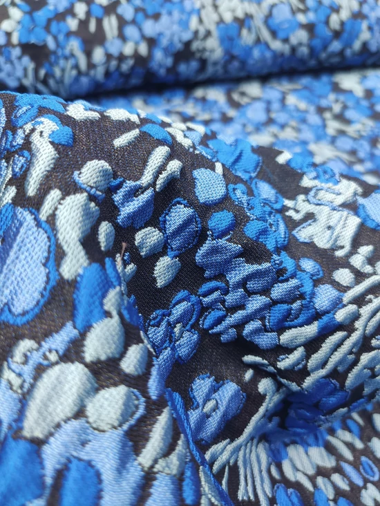 gyűrt jacquard szövet /kék virágos (legnagyobb virág feje 4cm×3.8cm) /fekete