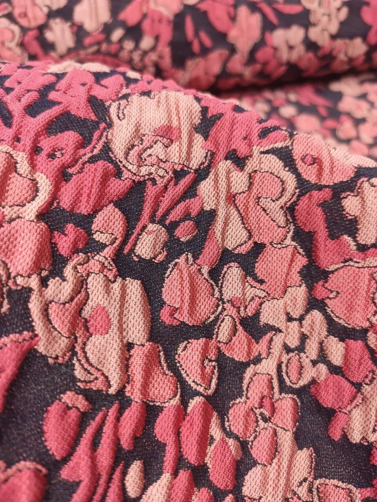 gyűrt jacquard szövet /rózsaszín virágos (legnagyobb virág feje 4cm×3.8cm) /fekete