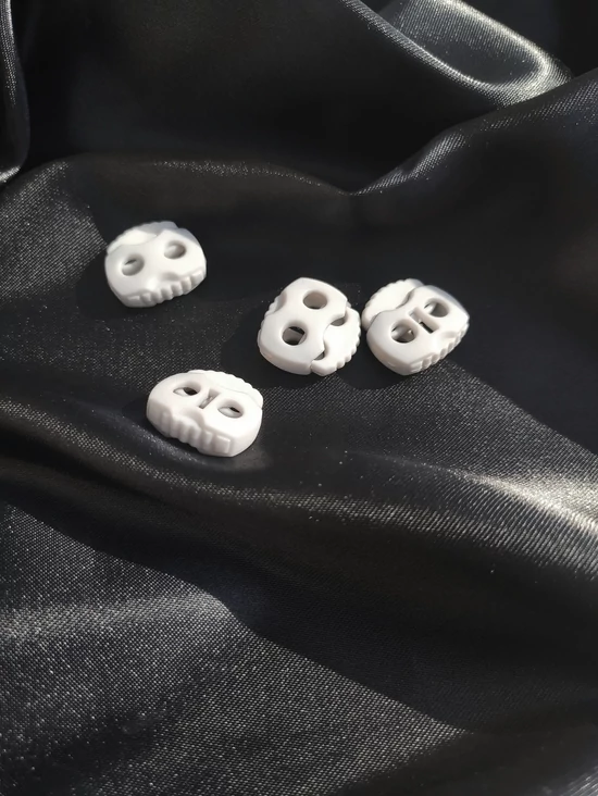 kétlyukú rugós zsinórvég /20mm×20mm /világosszürke