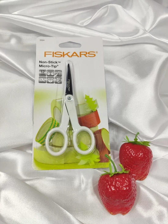FISKARS tapadásmentes titánium bevonatú varróolló (12cm) /fehér