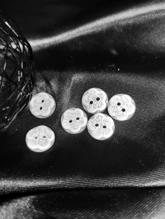dekorációs műanyag gomb /glitteres virág (13mm) /fehér-ezüst
